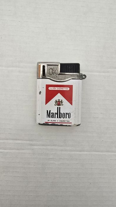 Vários isqueiros vintage