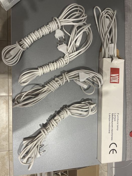 Провода і лампи корпуси