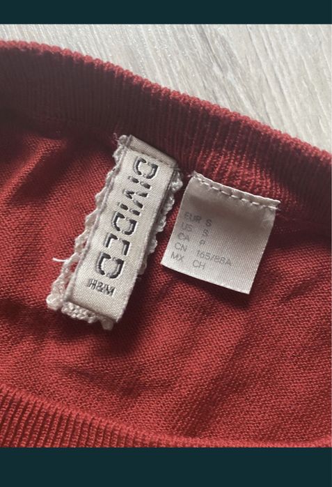 Czerwony Sweter, czerwona bluzka z długim rękawem, H&M, koronka