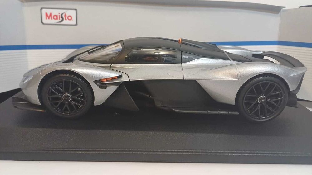 1/18 Aston Martin Valkyrie cz - Maisto