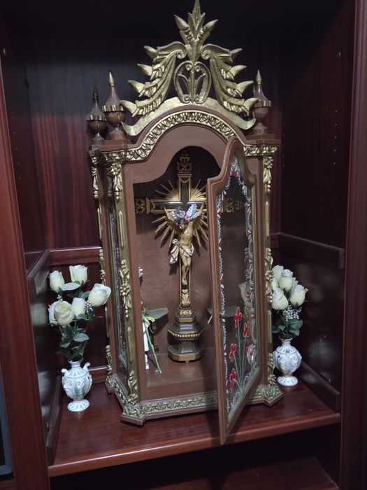 Oratório antigo em madeira com crucifixo dourado + 50 anos