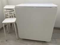 Mesa branca extensível com 6 bancos