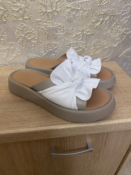 Шльопанці шкіряні