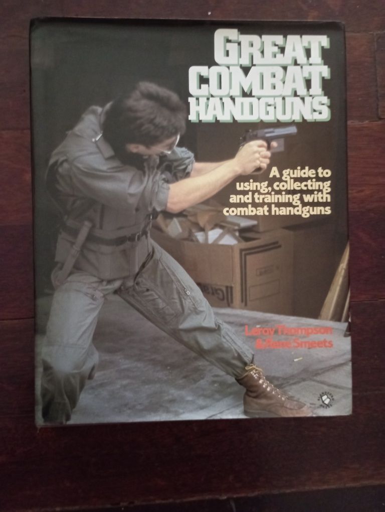 Livro sobre pistolas e armas de combate