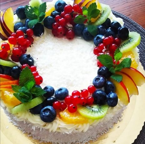 Domowy tort rzemieślniczy śmietankowy z owocami