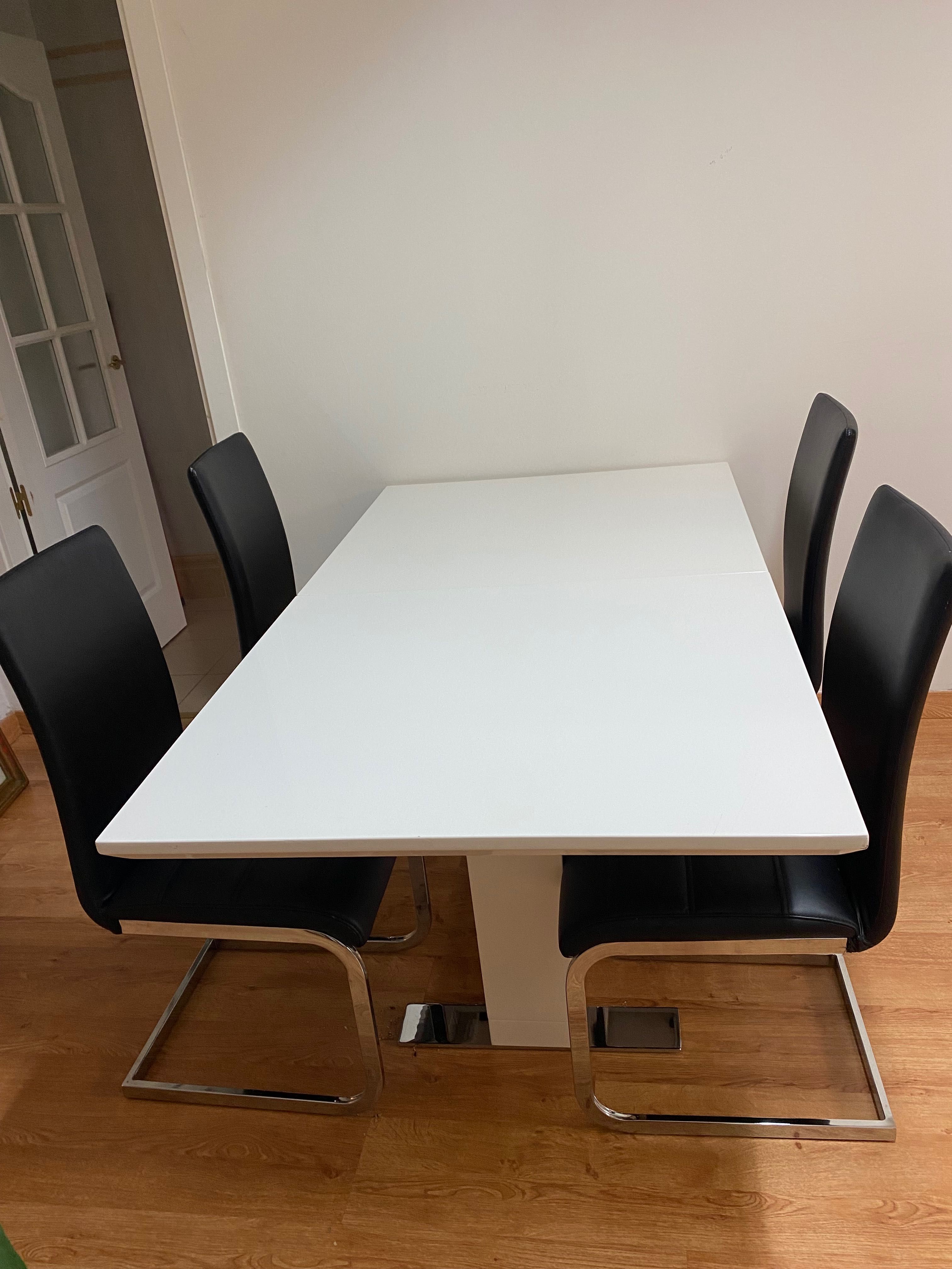 Mesa extensível até 8 lugares