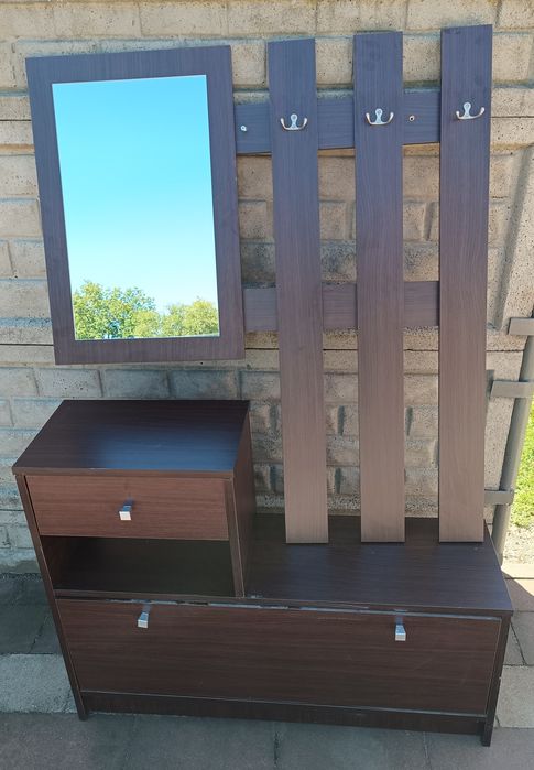 Szafka i wieszaki z lustrem