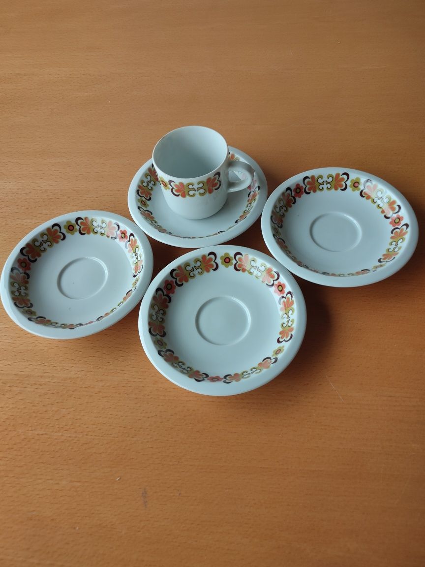 Conjunto de loiça em porcelana SPAL.