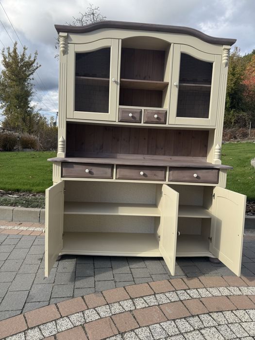 Odnowiony kredens , jasny beż