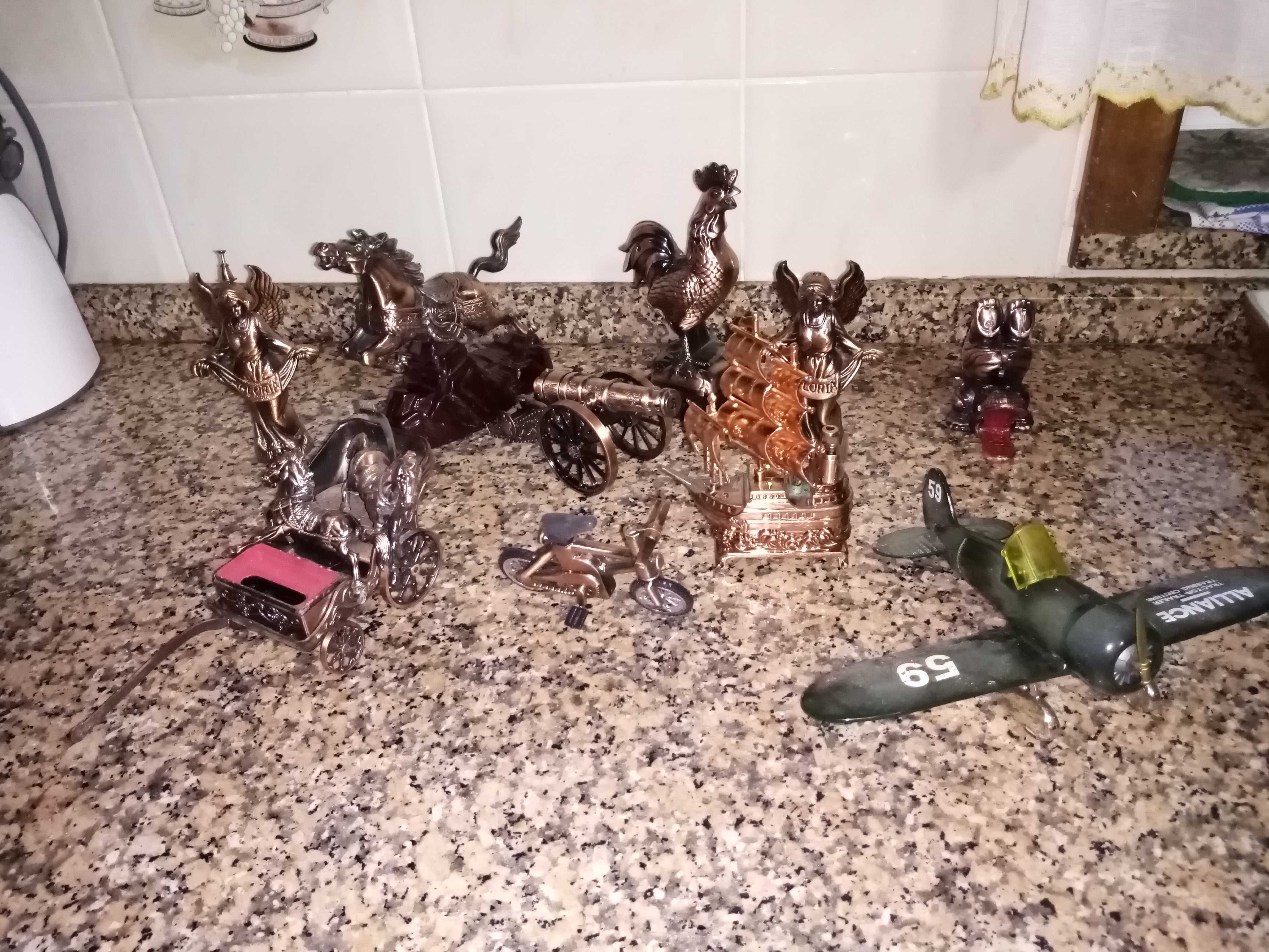 Decoração em bronze e latao