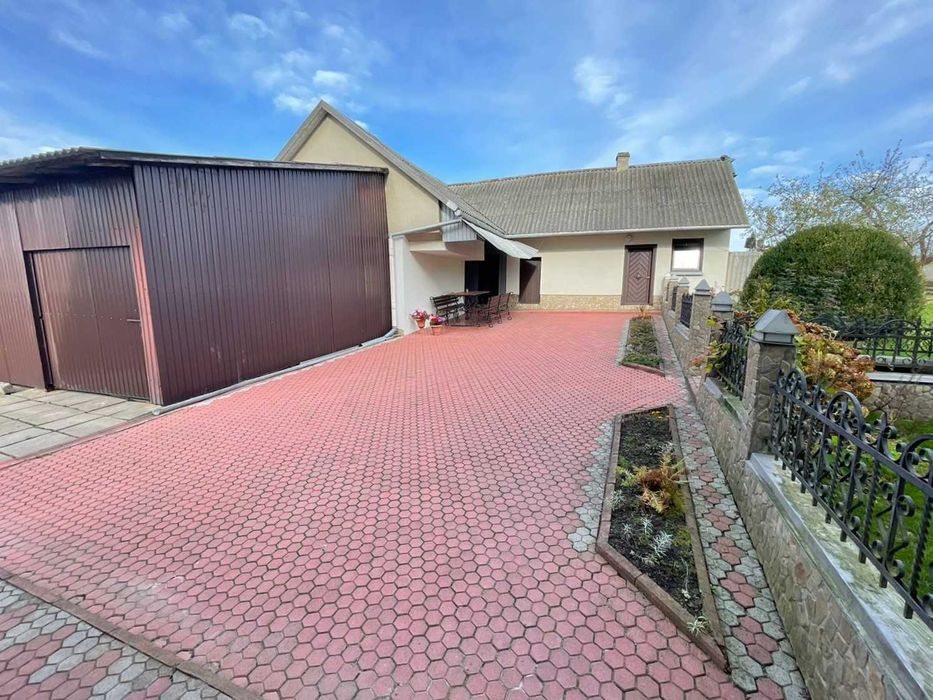 Продається двоповерховий будинок у селі Мостиська Другі