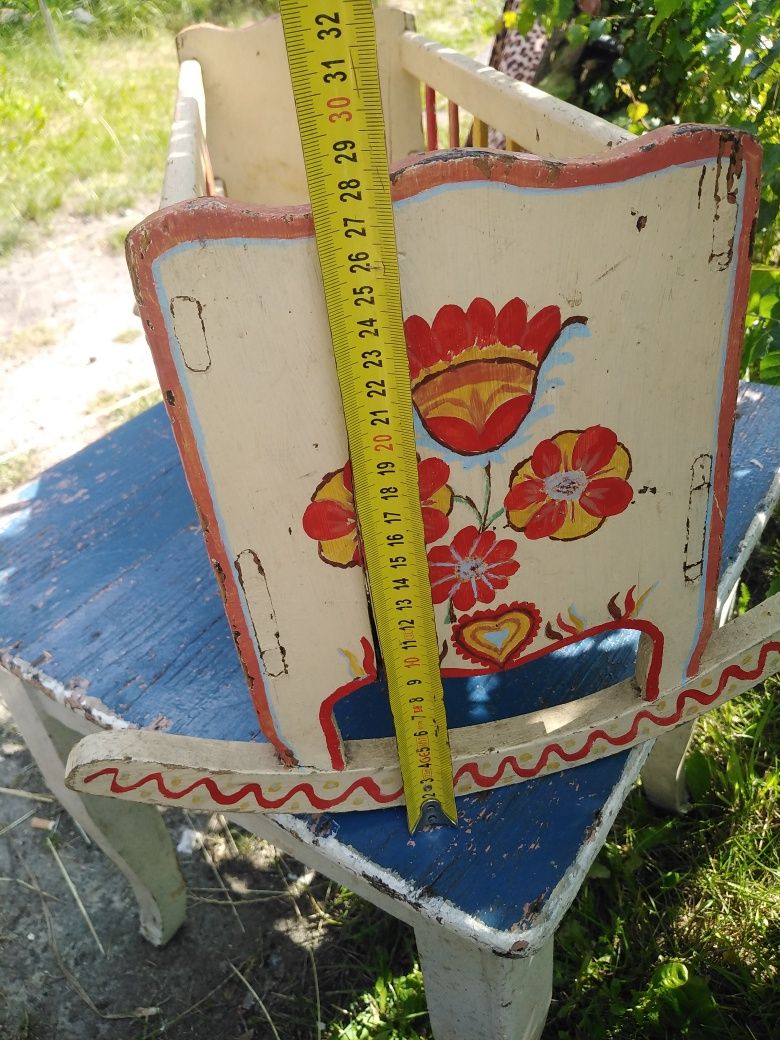 Stara drewniana kołyska dla lalek