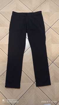 Klasyczne czarne spodnie męskie, rozmiar W 31 
Szerokość talii 41 cm
D