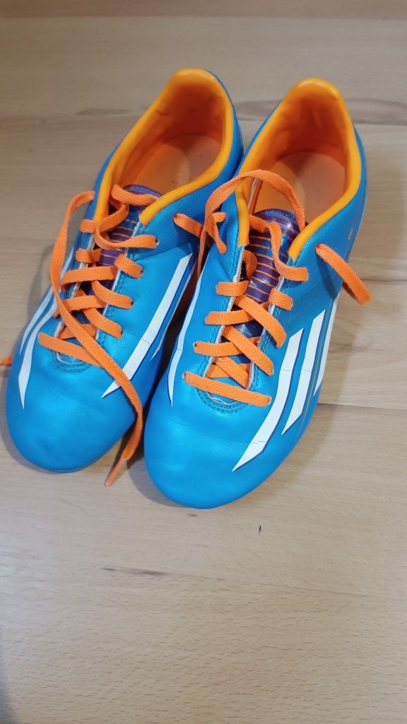 Dziecięce buty piłkarskie Adidas roz. 34