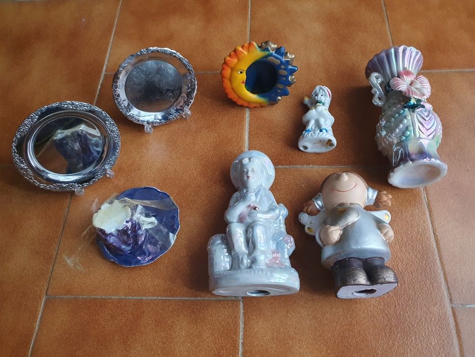 Bibelots e moldura pequena