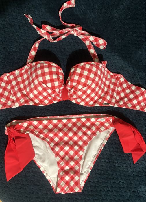 Червоний купальник