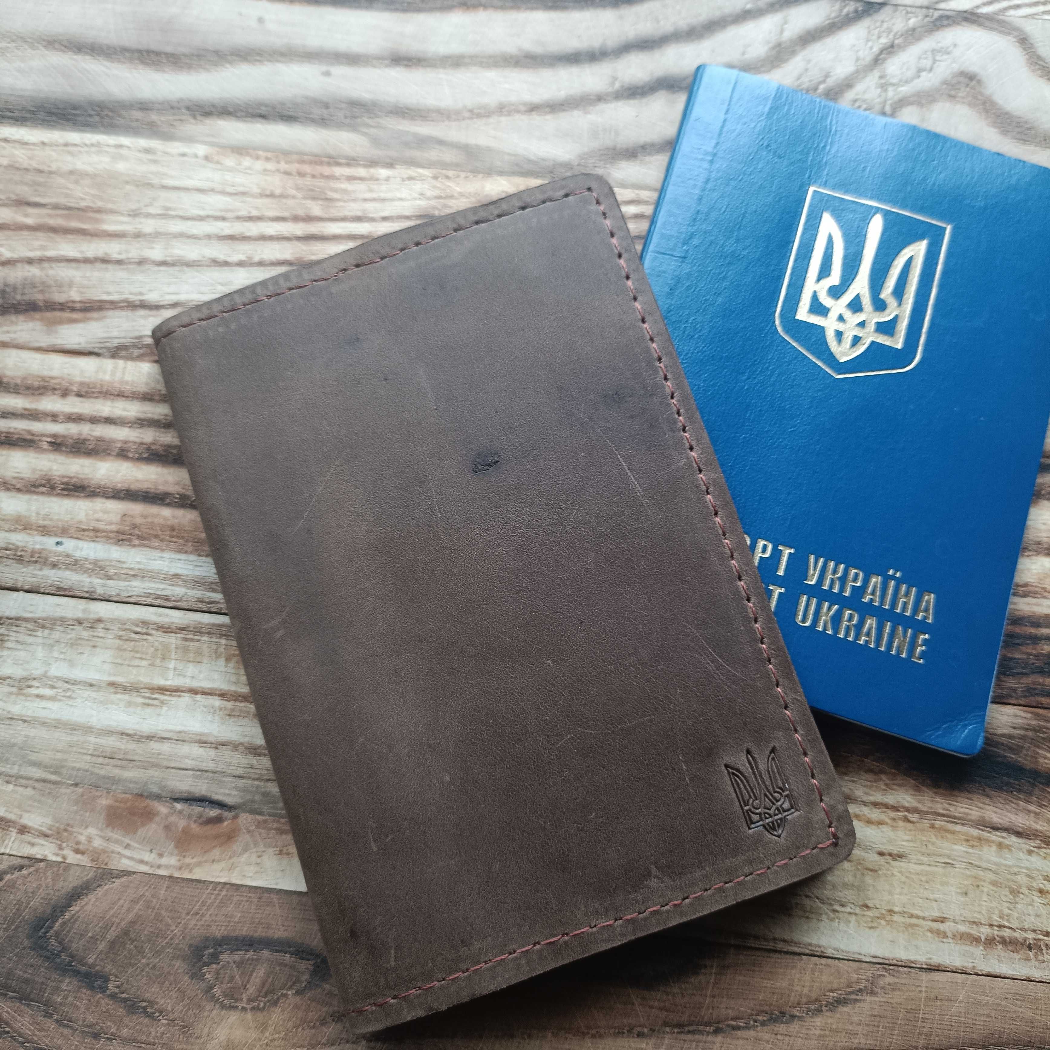 Обкладинка на паспорт-книжку із натуральної шкіри. Розмір: 9,5х14 см.