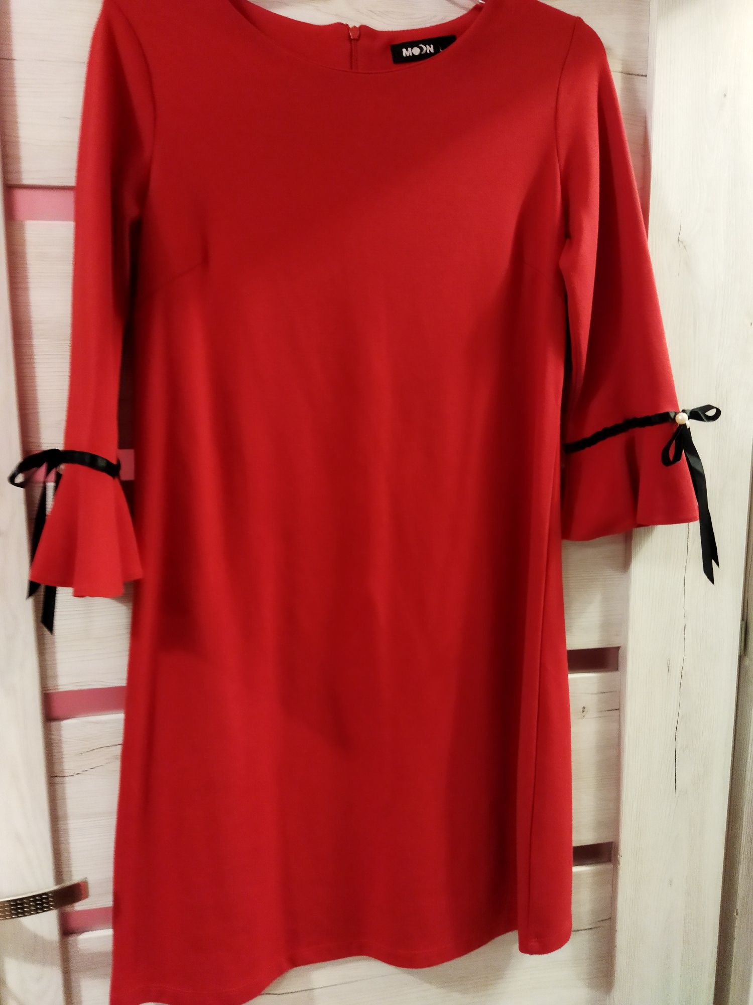 Czerwona sukienka trapezowa