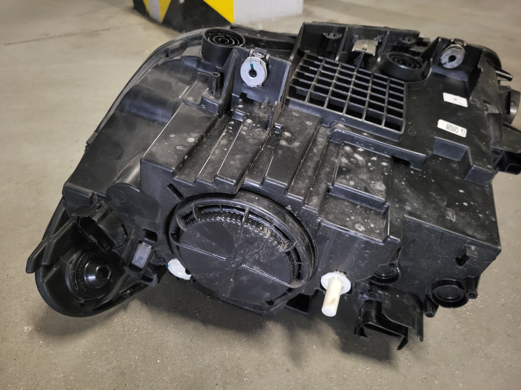Lampa przód prawa bmw x1 F48 USA  h7