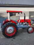 Traktor Massey Ferguson.