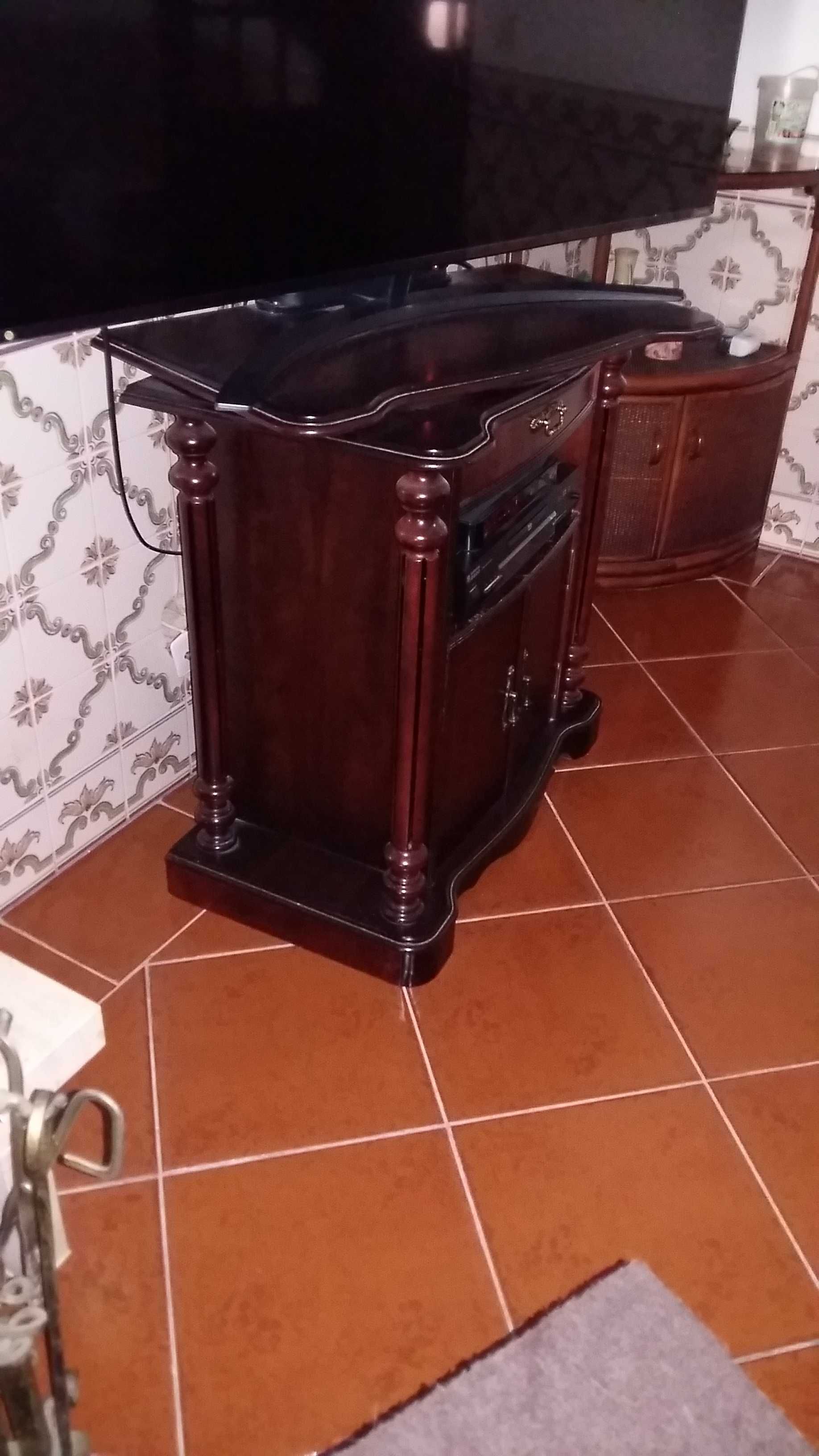 Móvel para Televisor em Mogno.