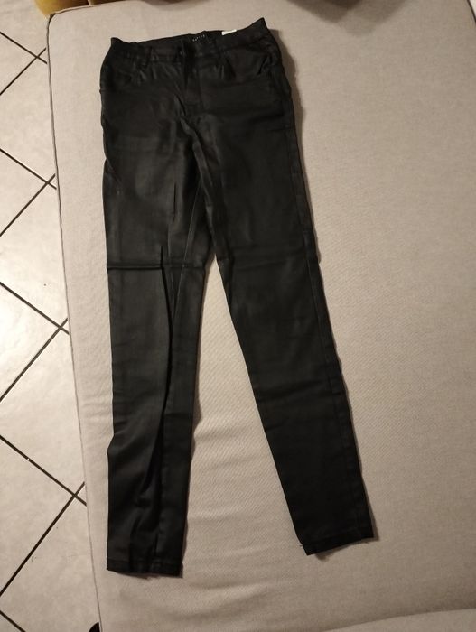 Damskie czarne spodnie gumowane