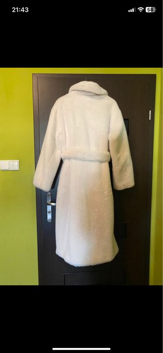 Białe futro Zara z kolekcji 2024 roku.