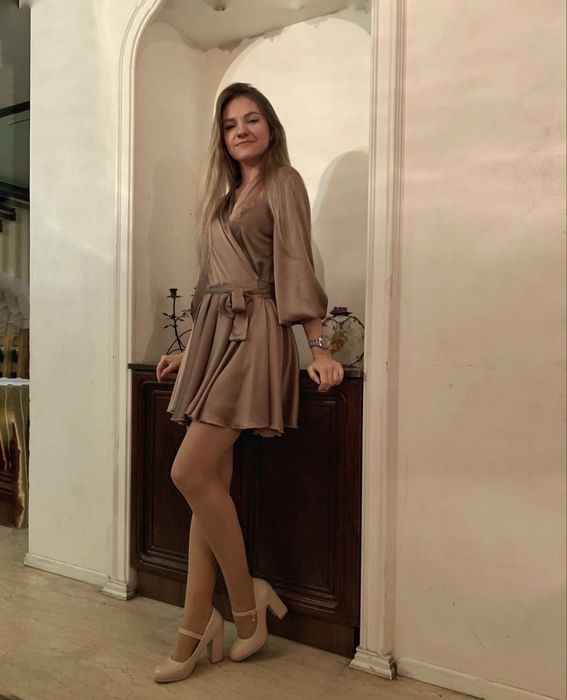 Вечірня жіноча сукня