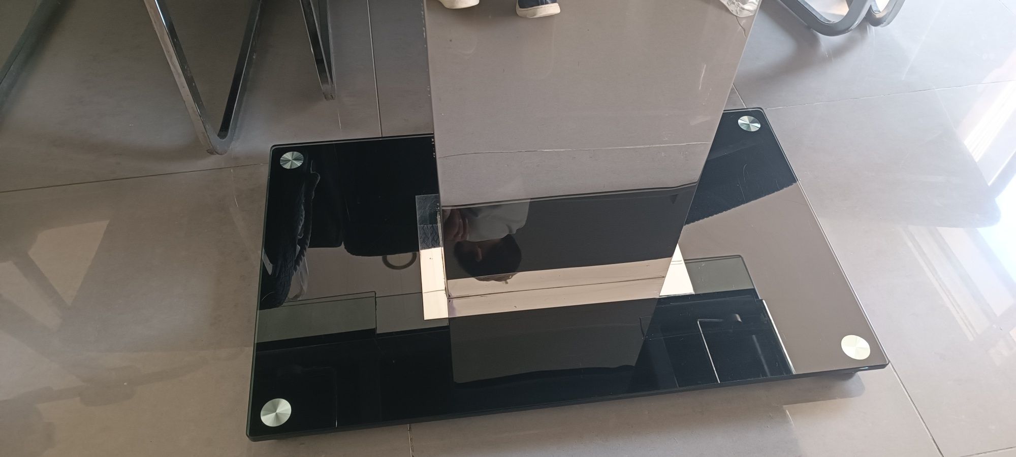 Mesa extensível de vidro preta com o pé em inox