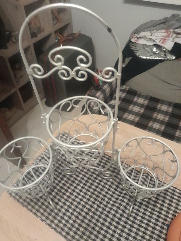 Metalowy stojak na kwiaty