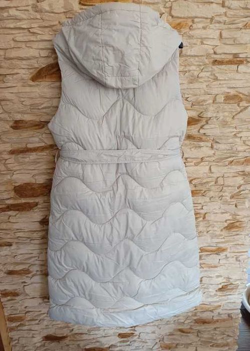 Cudowna beżowa kamizelka pikowana z kapturem z puszkiem