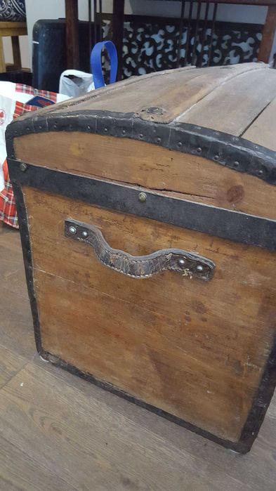 Kufer z półokrągłym wiekiem i okuciami