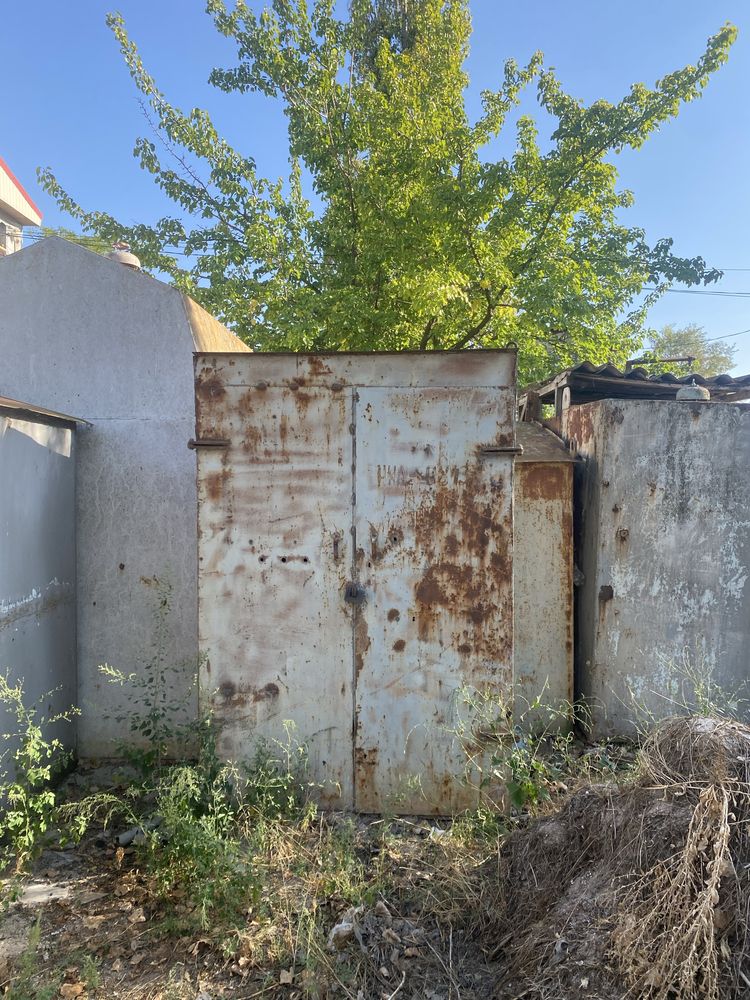 Продам місце на причалі та дві металеві будки