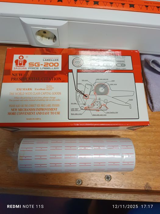 Máquina de colocar preços com etiquetas