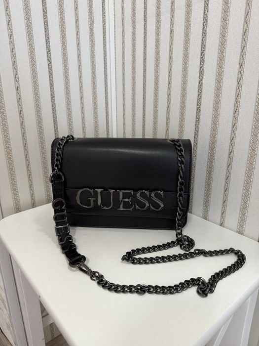 Жіноча сумка крос-боді на ланцюжку GUESS чорна