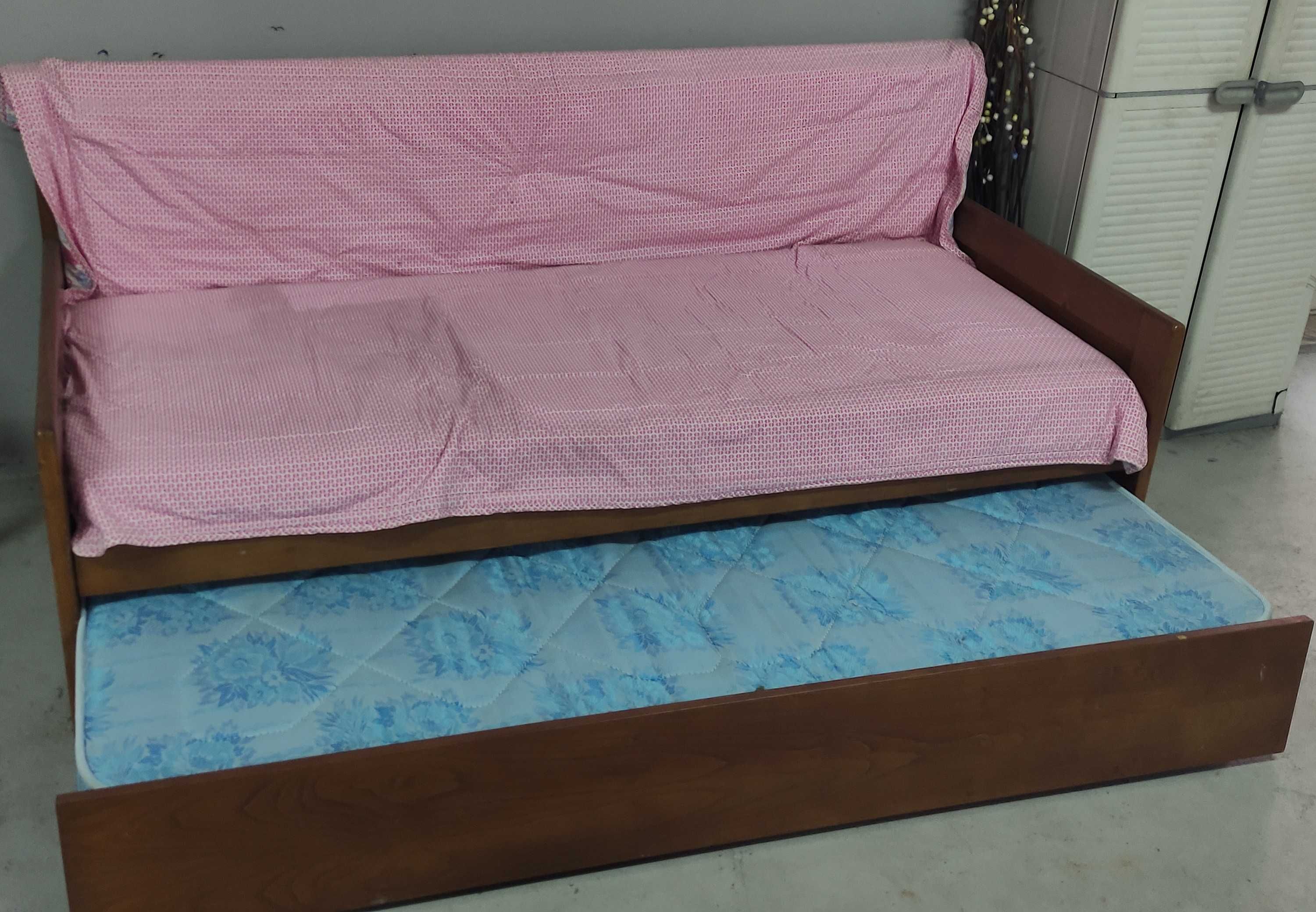 Cama de canto extensível, com dois colchões!
