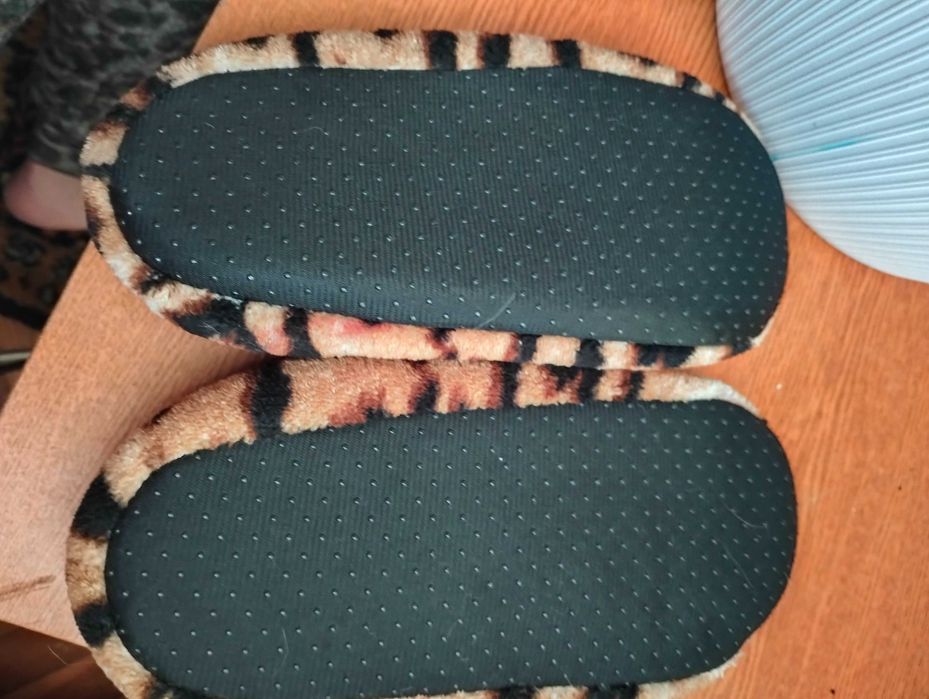 Kapcie w panterkę miękkie