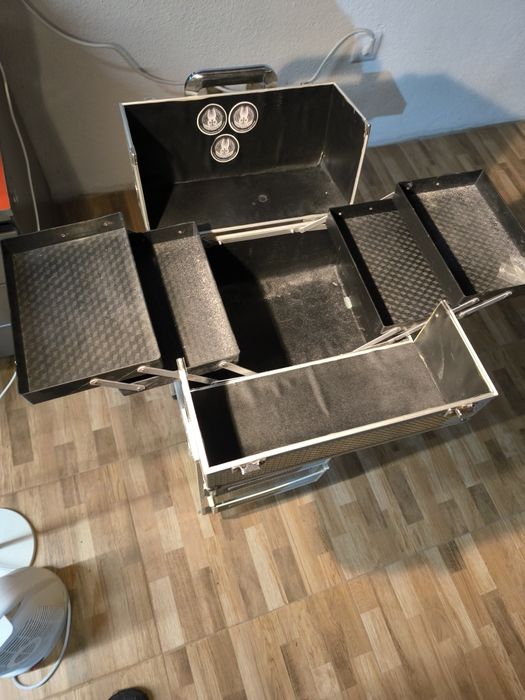 Mala com brilhantes para maquilhagem