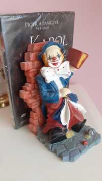 Figurka klauna oparcie na ksiązkę