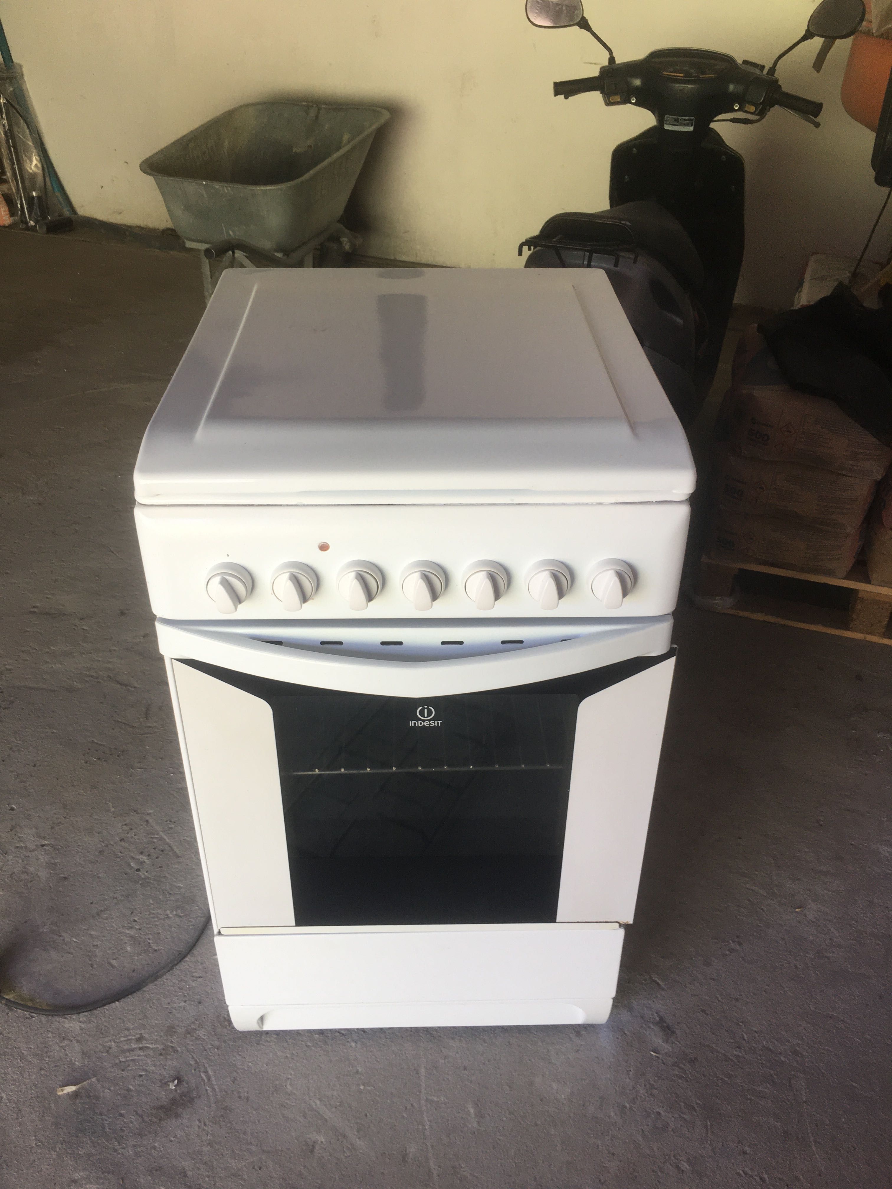 Продам газову плитку Indesit ( комбіновану)