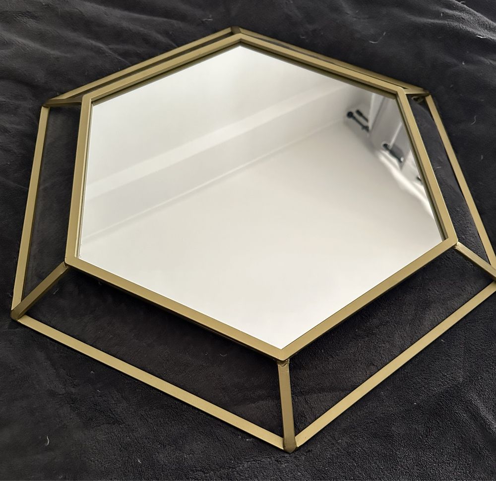 Espelho dourado hexagonal