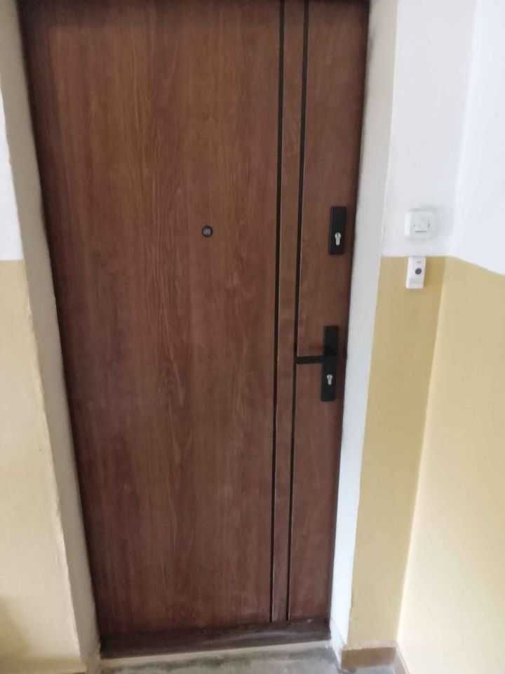Drzwi wejściowe GRUBE do mieszkania w bloku z montażem