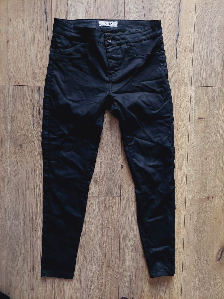 Czarne spodnie woskowane global M