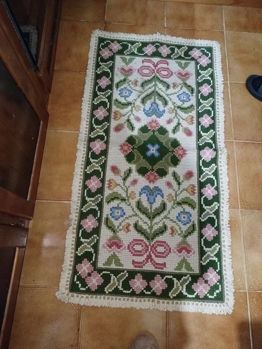 Tapete arraiolos com pouco uso