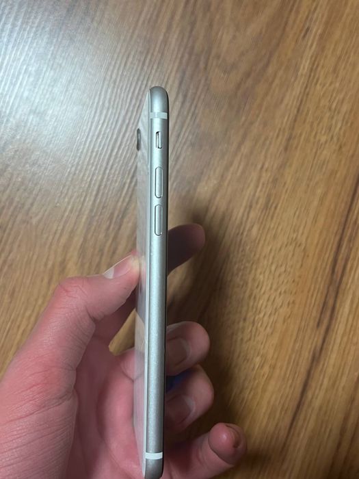 Подам айфон se 2020