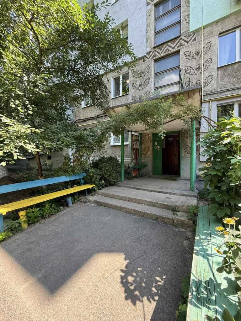 3к.квартира, Алмазний, 60м2, 2/5, в житловому стані
