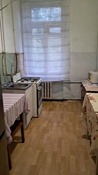 оренда 1-кімнатної квартири з окремую кухнею у комунальній квартирі