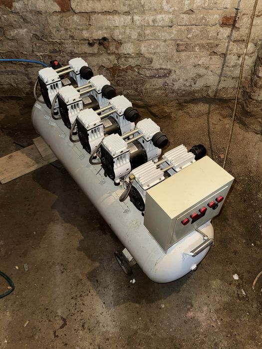 Конпресор безмасляный 900л мин 200 лит ресивер