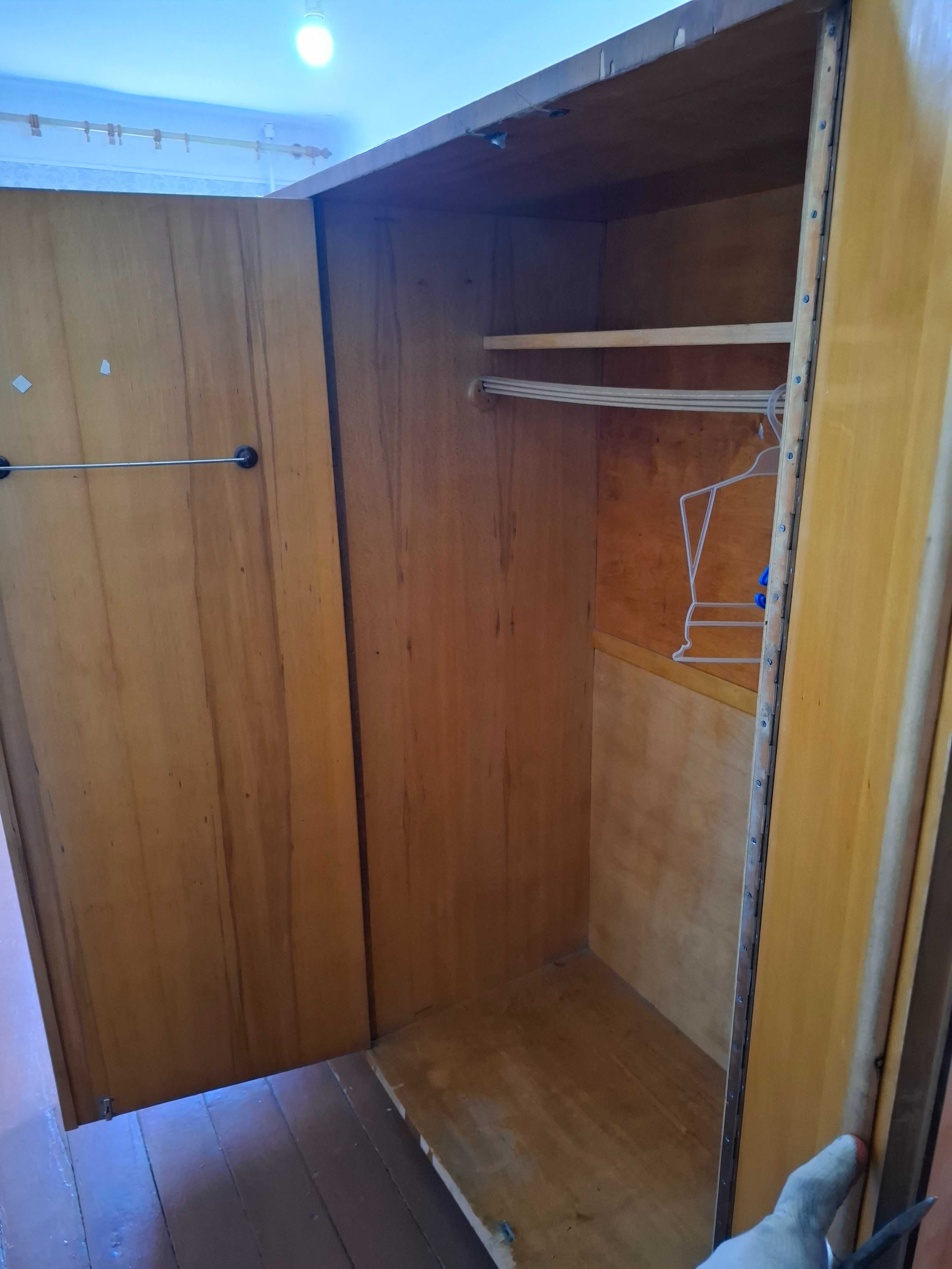 Подарую меблеву стінку і шафу