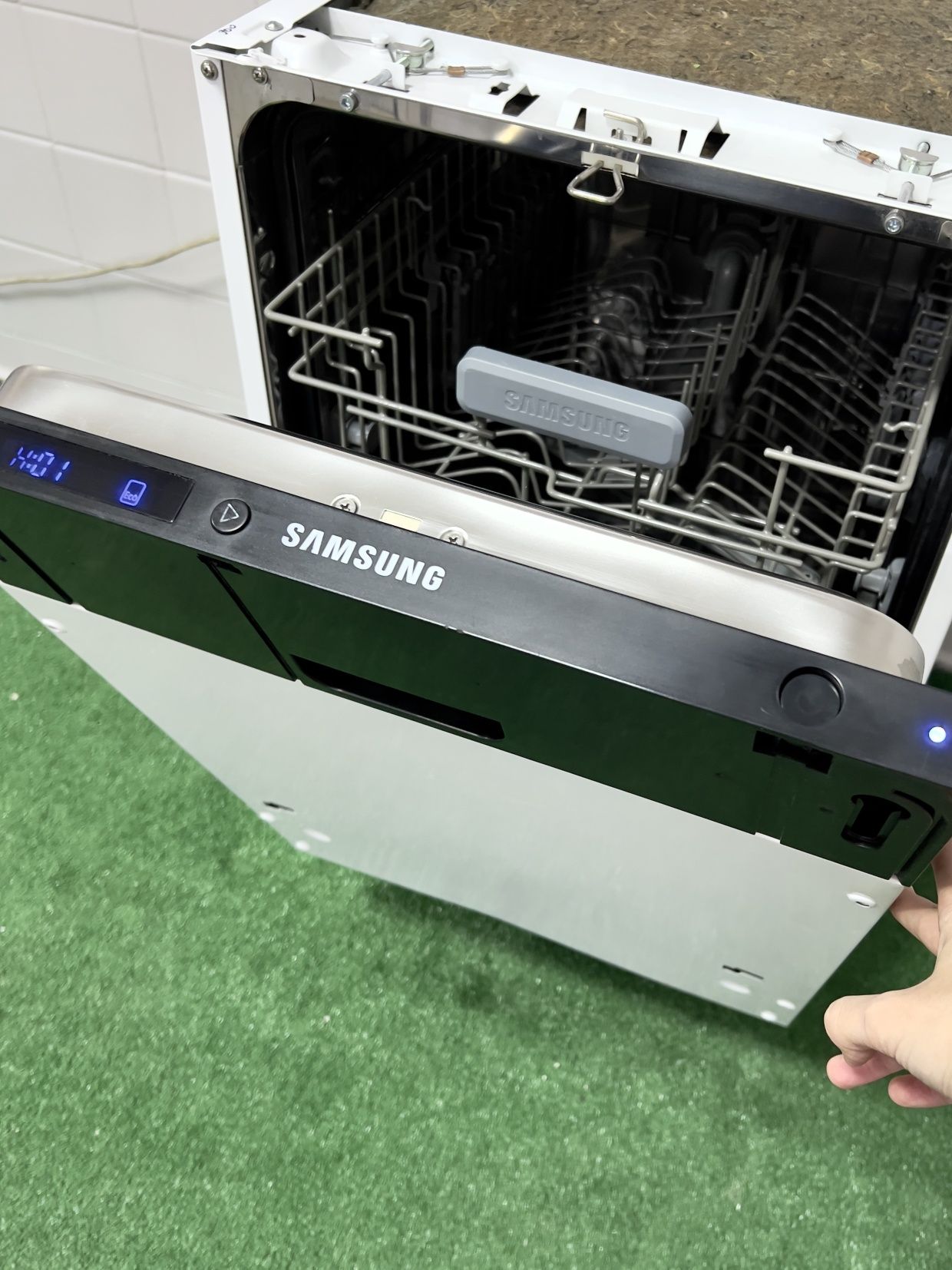 Посудомийна машина Samsung DMM59AHC вузька під вбудову.